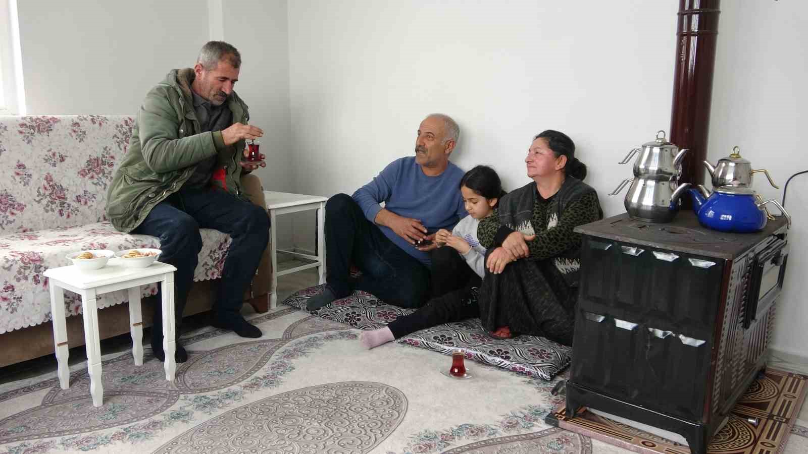 yaklasik 2 bin nufuslu koyde kisin sadece bir aile yasiyor 6