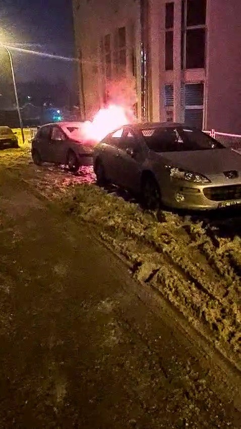 yakutiyede park halindeki arac alev alev yandi 0 v9Ocmeju