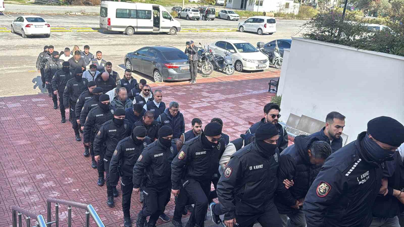 yalikavak aciklarinda gocmen faciasi 16 supheli adliyede 1 eJWQz24v
