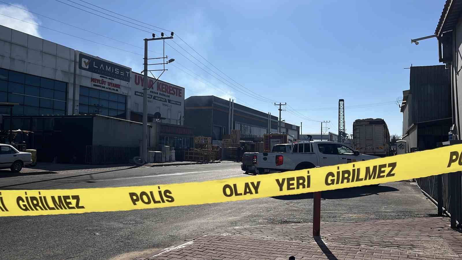yalitim malzemesi bulunan depoda yangin panigi 3 UMTCmVz1