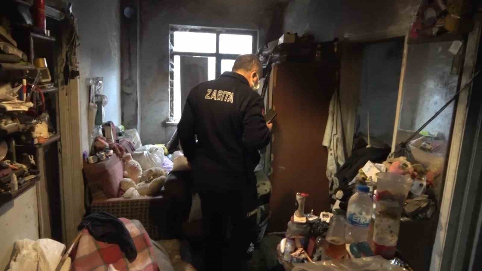 yalniz yasayan adamin evinde korkunc manzara 0 3GBR8w53