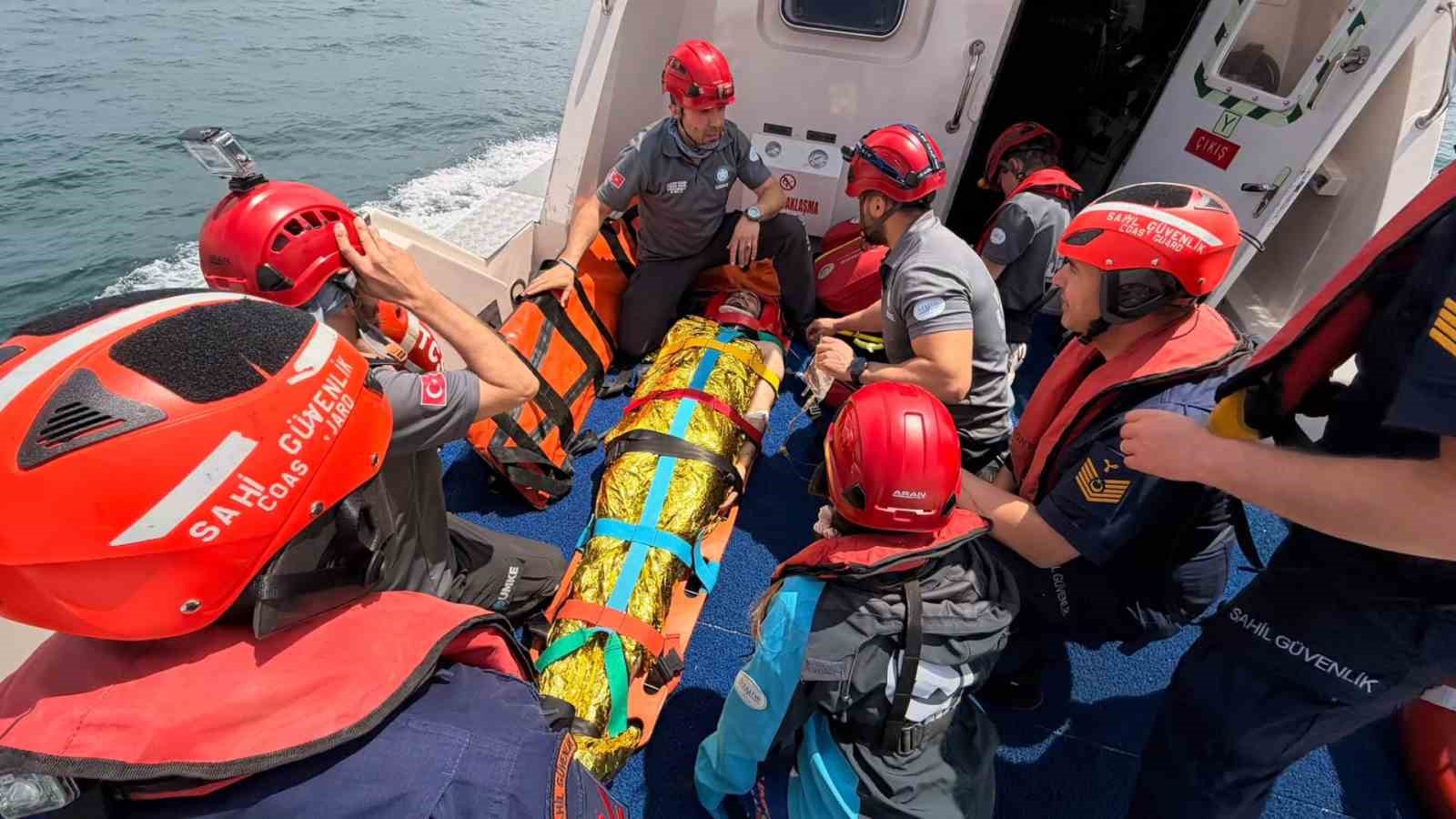 yalova aciklarinda gemide yaralanan personel tahliye edildi 0 KLm3eLm8