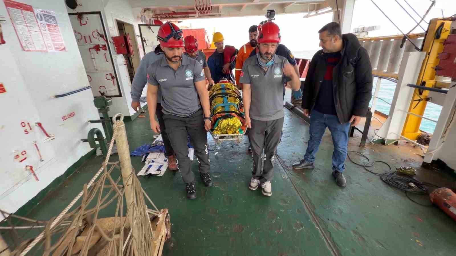 yalova aciklarinda gemide yaralanan personel tahliye edildi 4 Ceu41Vt7