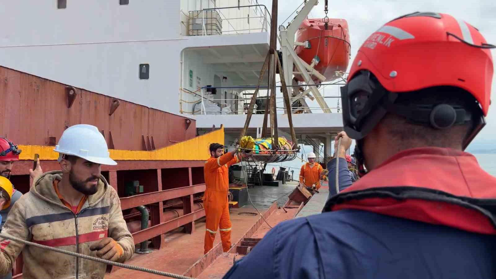 yalova aciklarinda gemide yaralanan personel tahliye edildi 5 F8g439hJ
