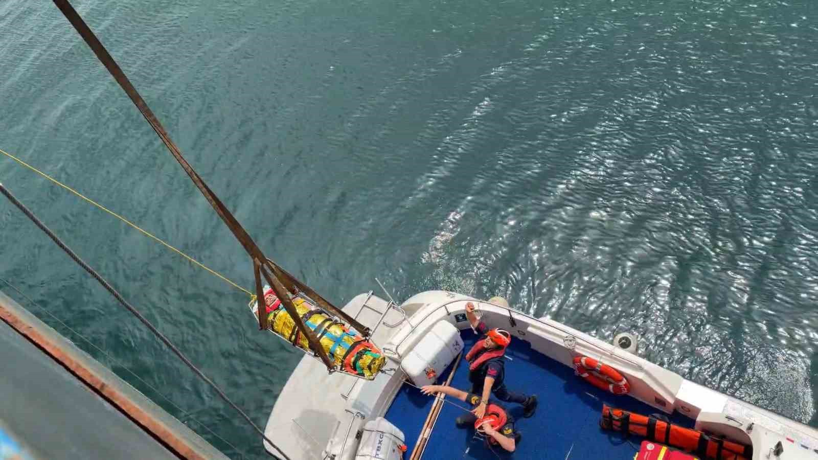 yalova aciklarinda gemide yaralanan personel tahliye edildi 6 NOBV7UPw