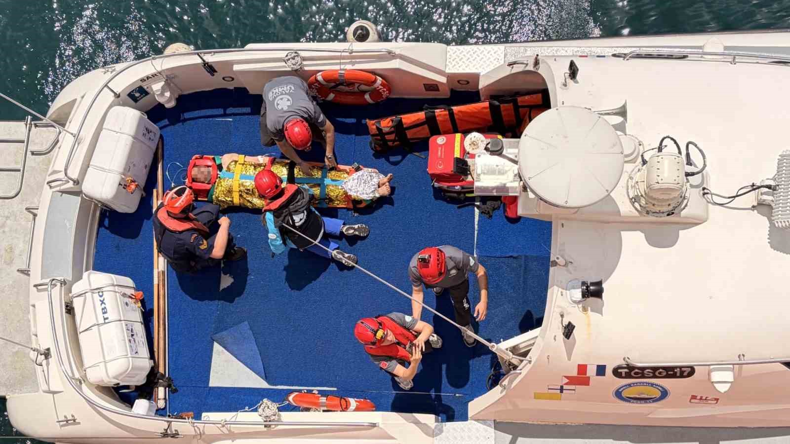 yalova aciklarinda gemide yaralanan personel tahliye edildi 7