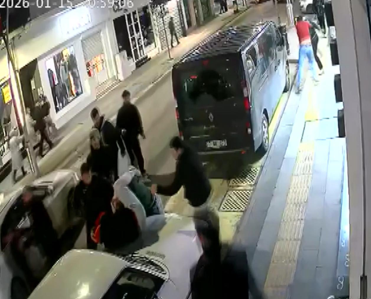 yalovada 9 kisilik grubun esnafa saldirdigi anlar kamerada 0 zYvMGgel