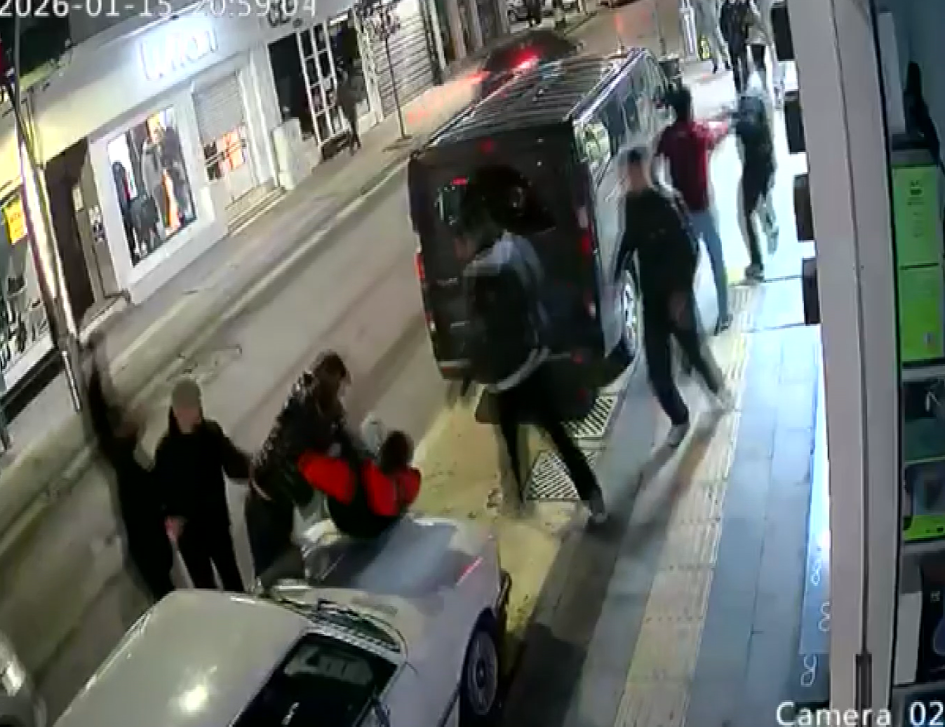yalovada 9 kisilik grubun esnafa saldirdigi anlar kamerada 2 J66EjvB1