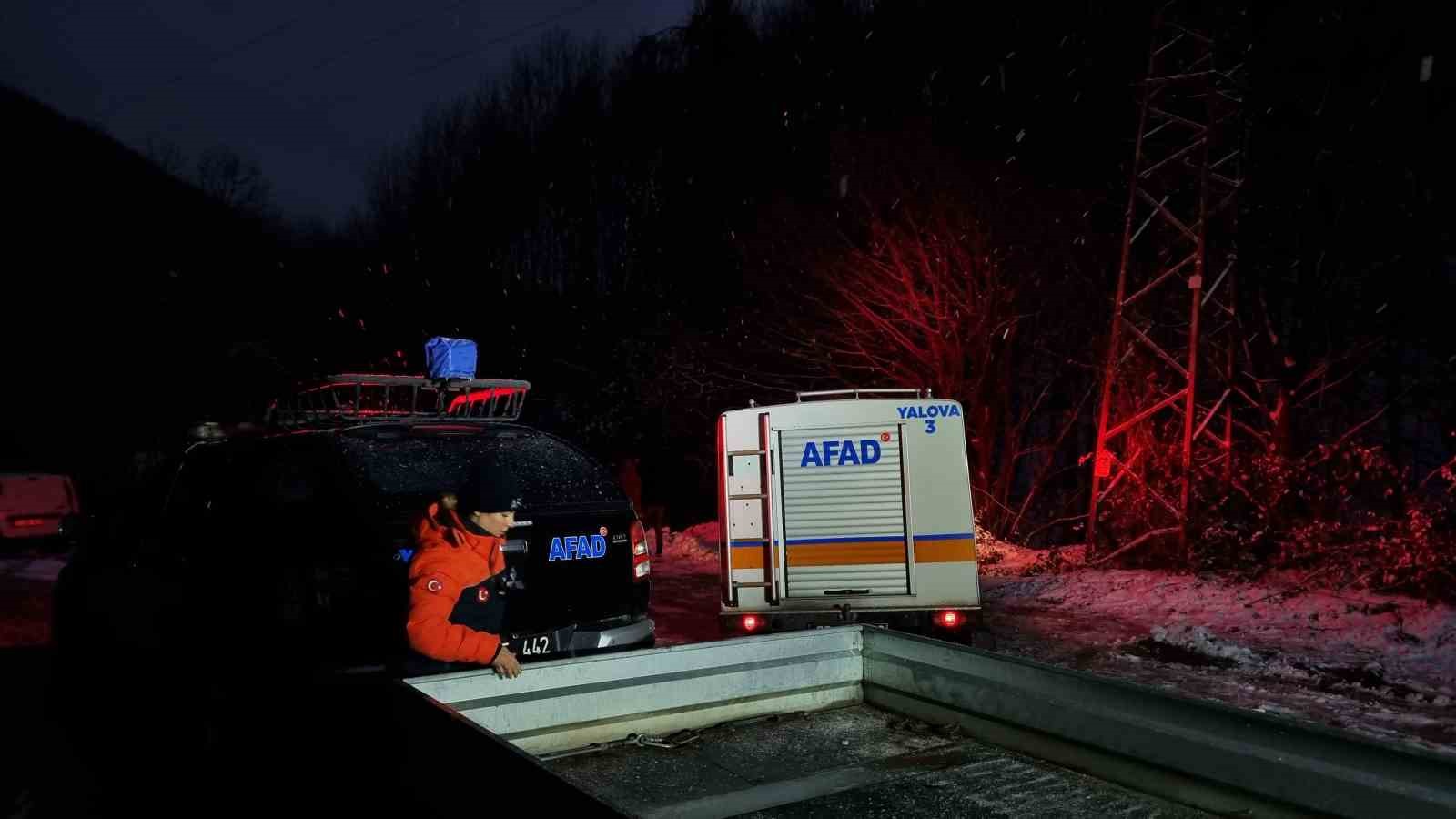 Yalova’da araçlarında mahsur kalan 35 kişi kurtarıldı 7 yalovada araclarinda mahsur kalan 35 kisi kurtarildi 3 TdsYsMcs