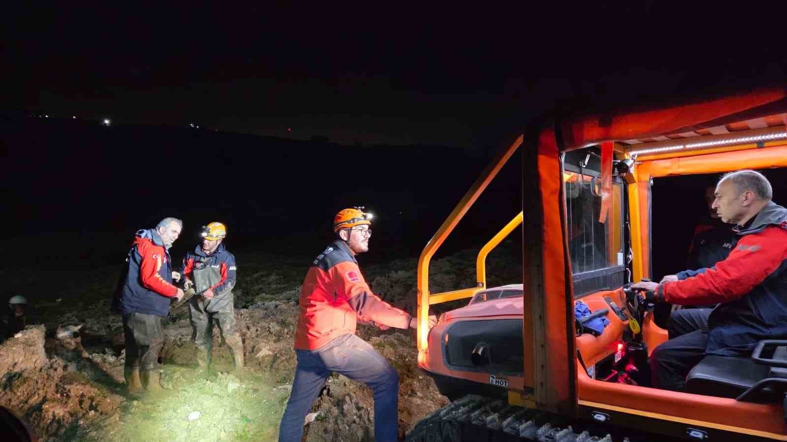 yalovada bataklikta mahsur kalan vatandas ve buyukbas hayvani kurtarildi 2 CPbU24ru