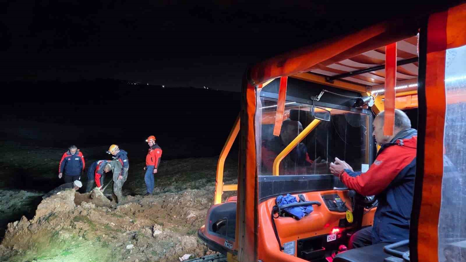 yalovada bataklikta mahsur kalan vatandas ve buyukbas hayvani kurtarildi 3 PffbKZDj