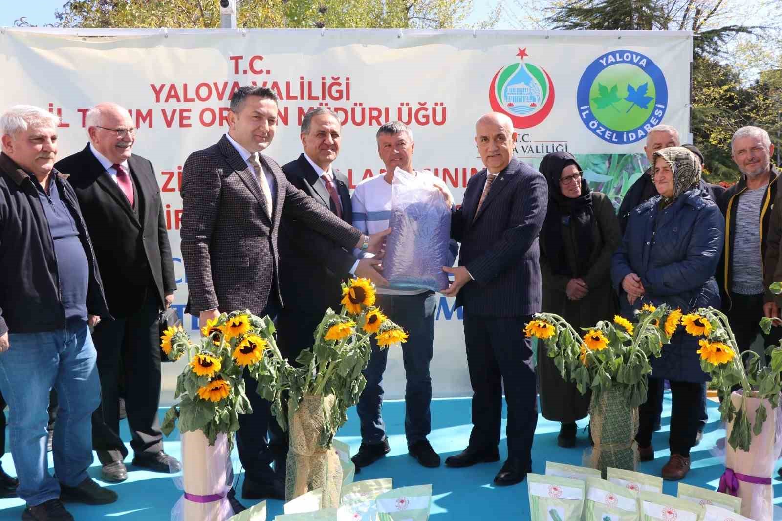 Yalova’da çiftçiye ayçiçeği ve fasulye tohumu desteği 5 yalovada ciftciye aycicegi ve fasulye tohumu destegi 1 h4zNnPpO