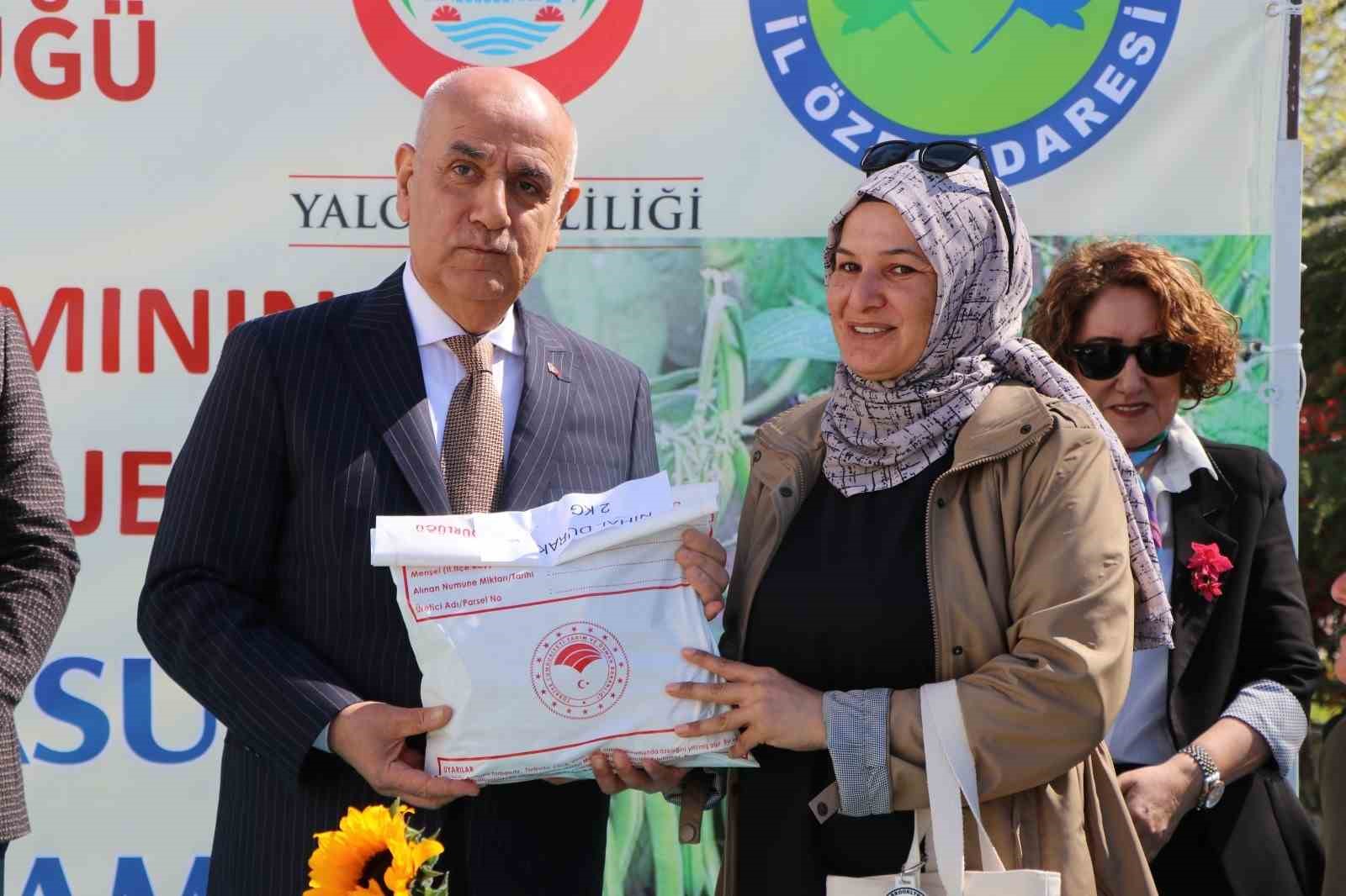 Yalova’da çiftçiye ayçiçeği ve fasulye tohumu desteği 6 yalovada ciftciye aycicegi ve fasulye tohumu destegi 2 zRVnKUIY