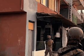 Telefonu çaldı, tazı gibi koştu: O anlar kamerada 1 thumbnail