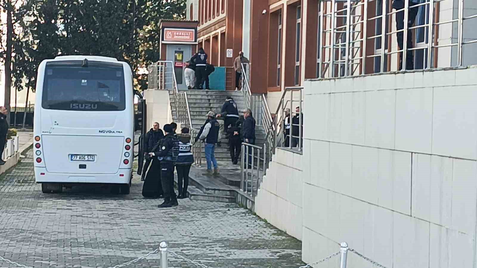 yalovada deas operasyonunda yakalanan 25 supheli adliyeye sevk edildi 2 jpLW9g47