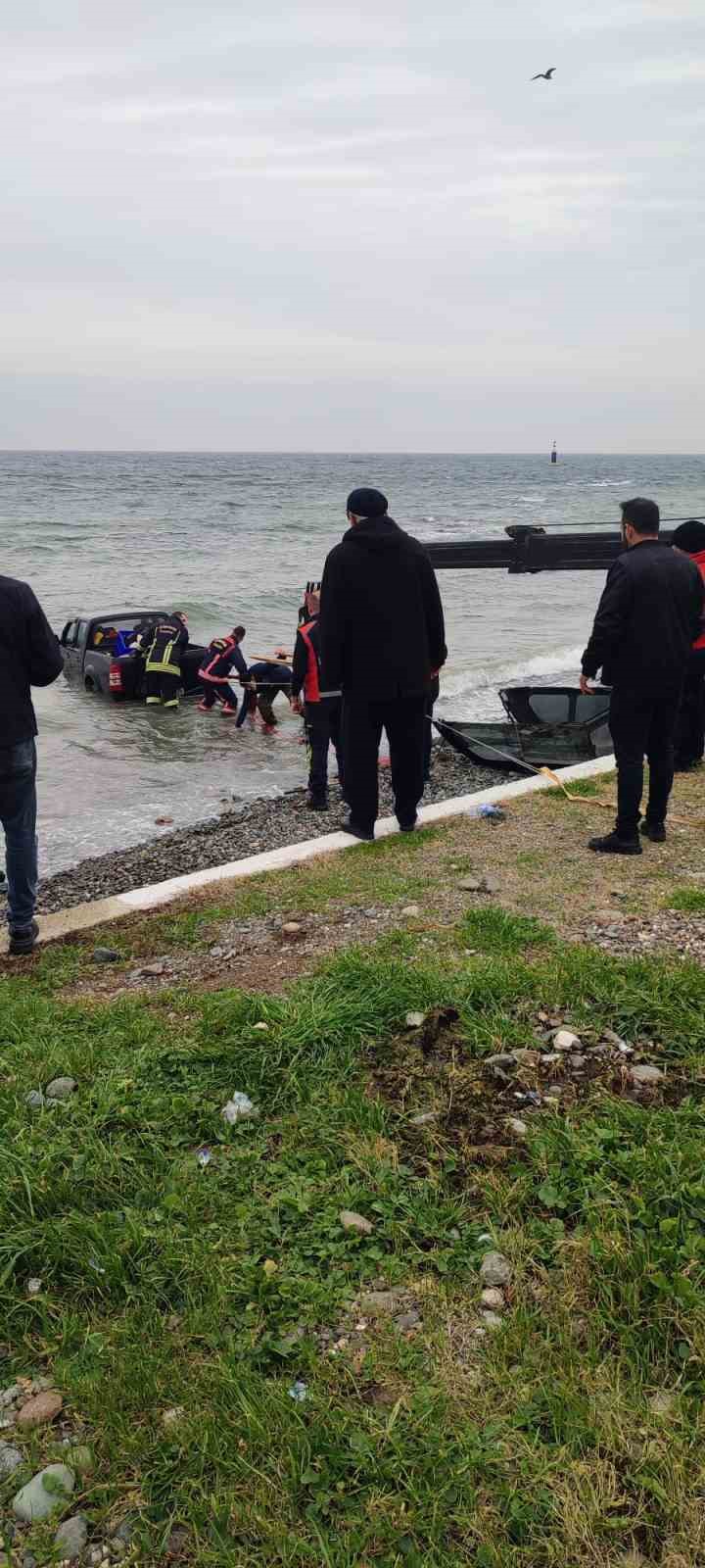 yalovada kontrolden cikan pikap denize uctu 1 yarali 0 HInN8sXT
