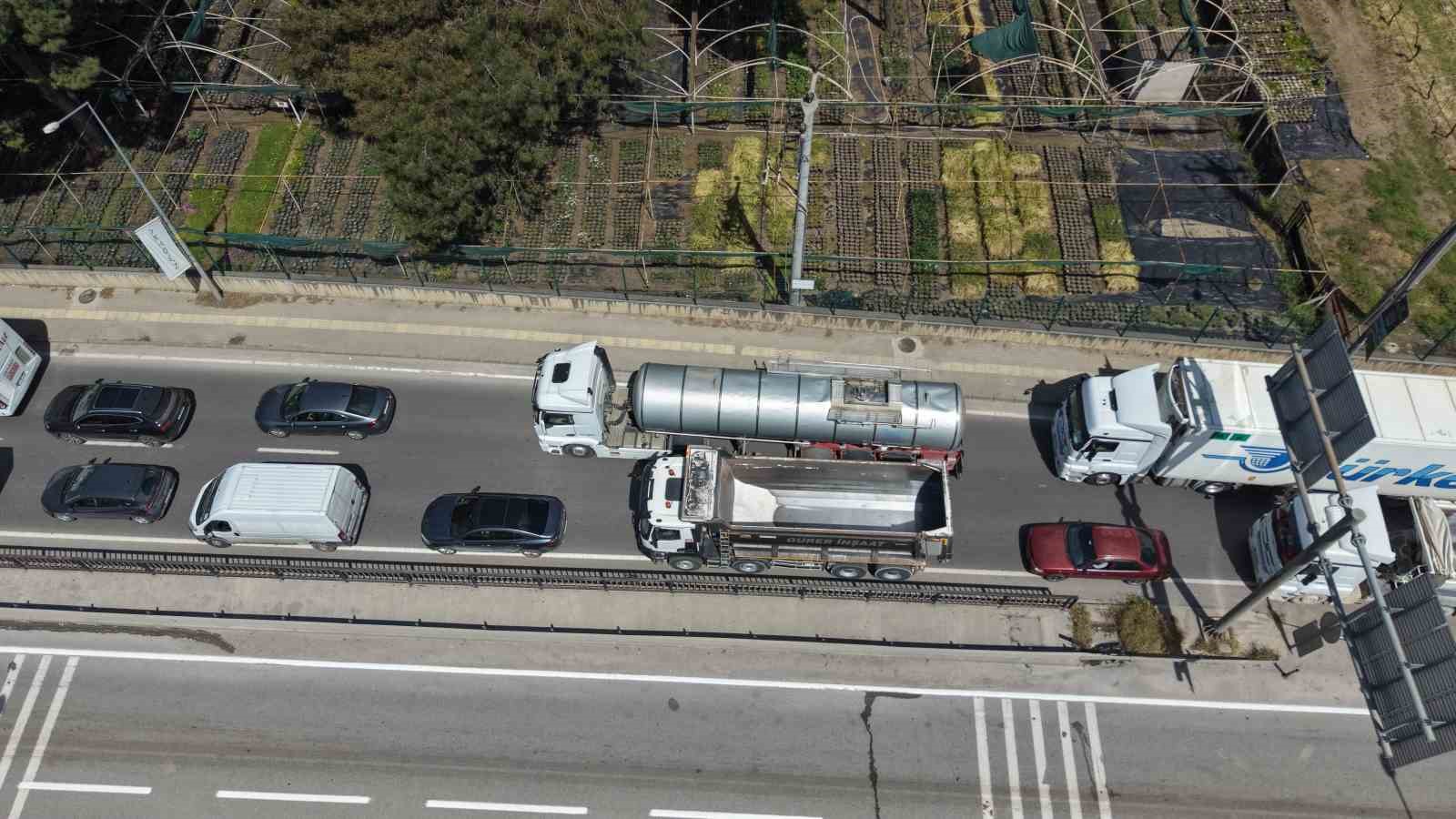yalovada koprulu kavsakta calisma nedeniyle trafik yogunlugu 4 hm3eDPrc