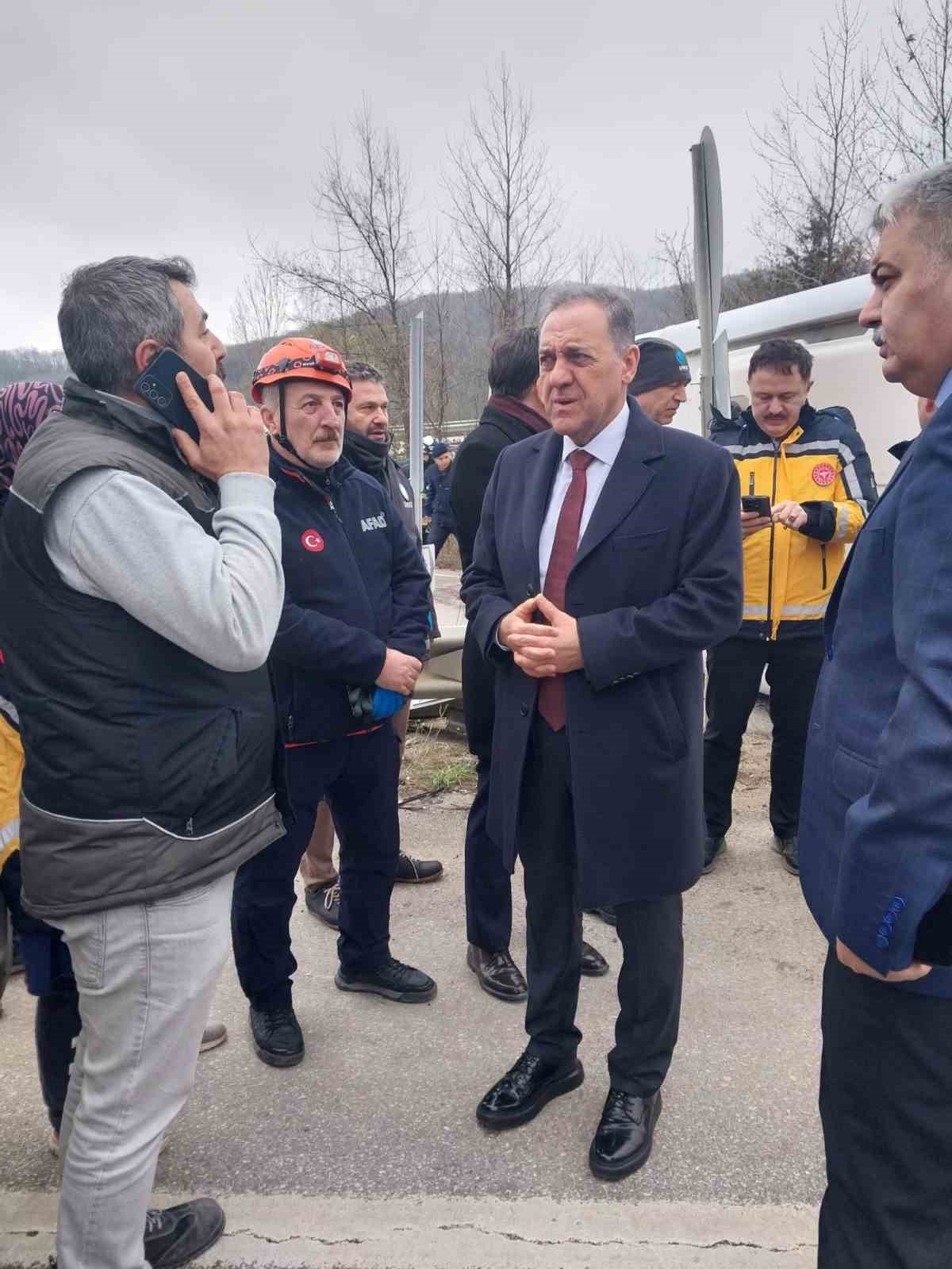 Yalova’da servis midibüsü kaza yaptı: 1 ölü, 20 yaralı 6 yalovada servis midibusu kaza yapti 1 olu 20 yarali 2 U3Pw8m1p
