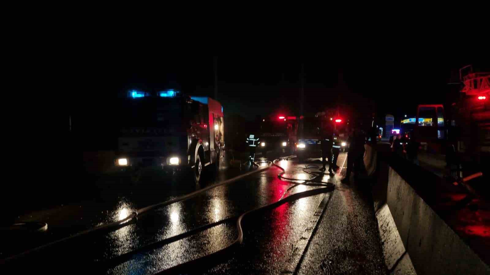 yalovada seyir halindeki tir alevlere teslim oldu 1 NJ6k5wye