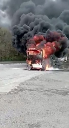 yalovada seyir halindeki yolcu otobusu alevlere teslim oldu 4 lBbLQSrI