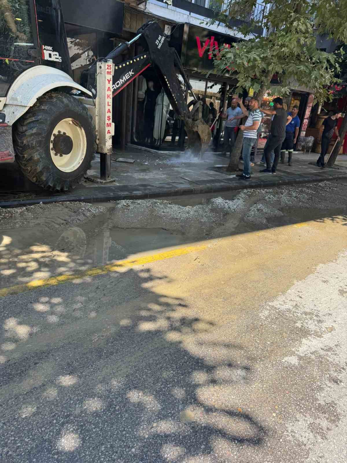 yalovada su borusu patladi 4 is yerini su basti 5 VGzrrGJM