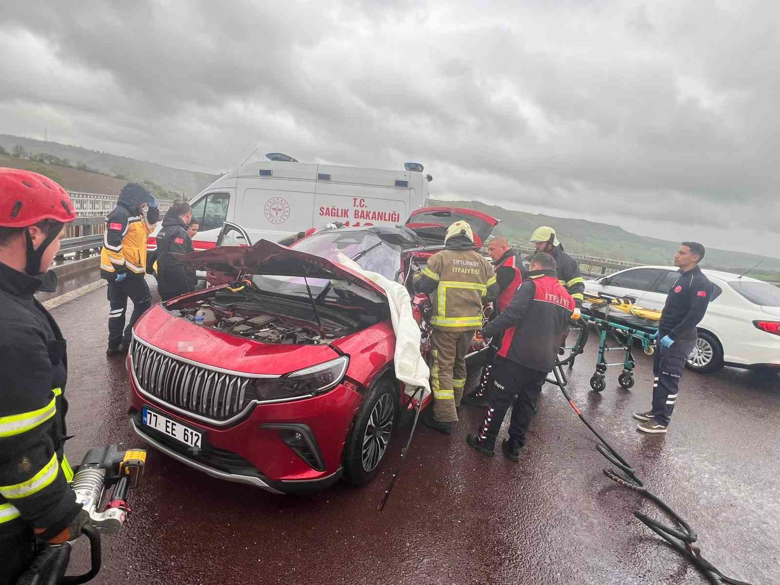 Yalova’da tır otomobille çarpıştı: 4 yaralı 5 yalovada tir otomobille carpisti 4 yarali 1 w59yFT7l