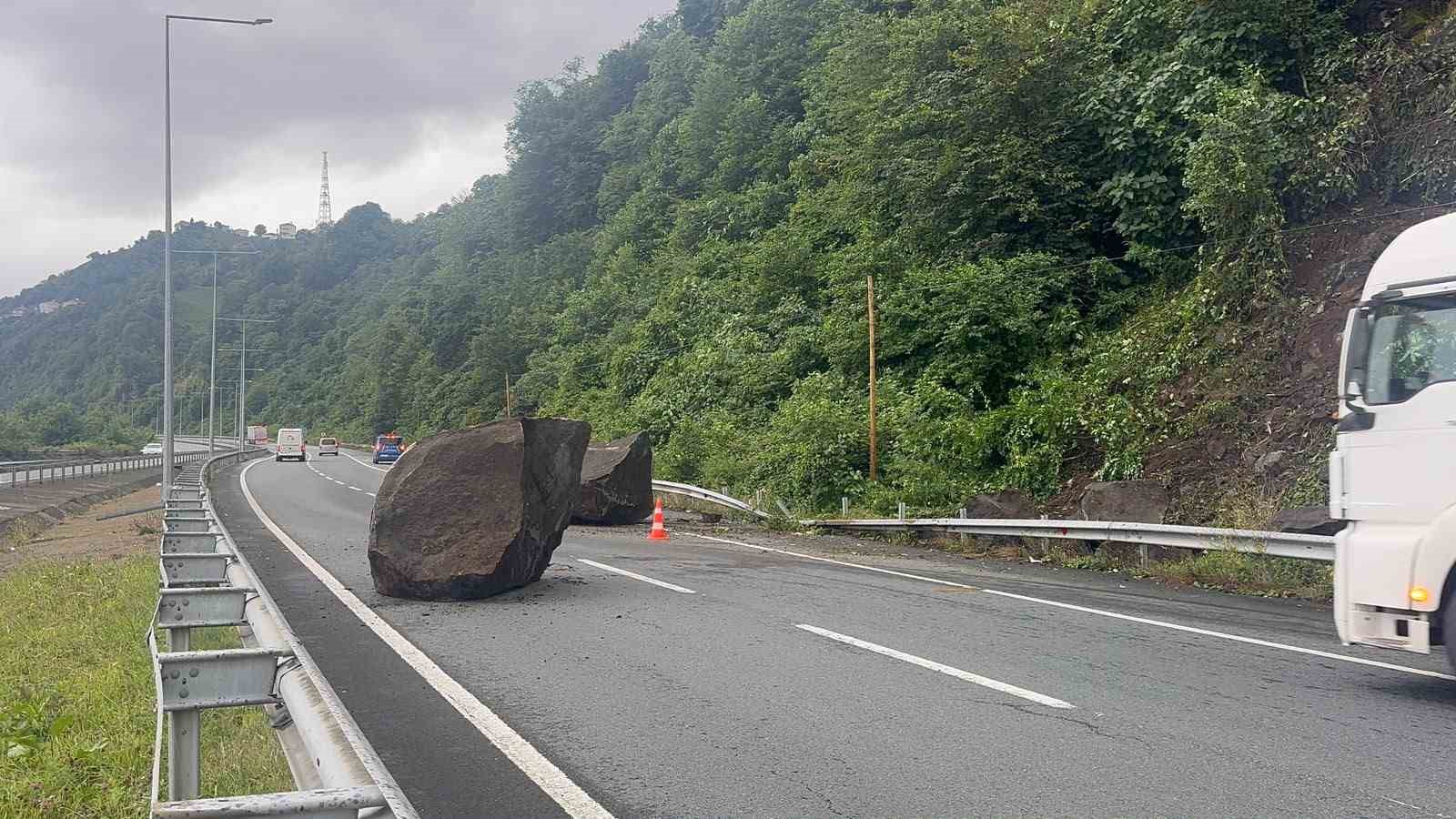 yamactan kopan dev kayalar karadeniz sahil yoluna dustu 0 vtsEwsJM