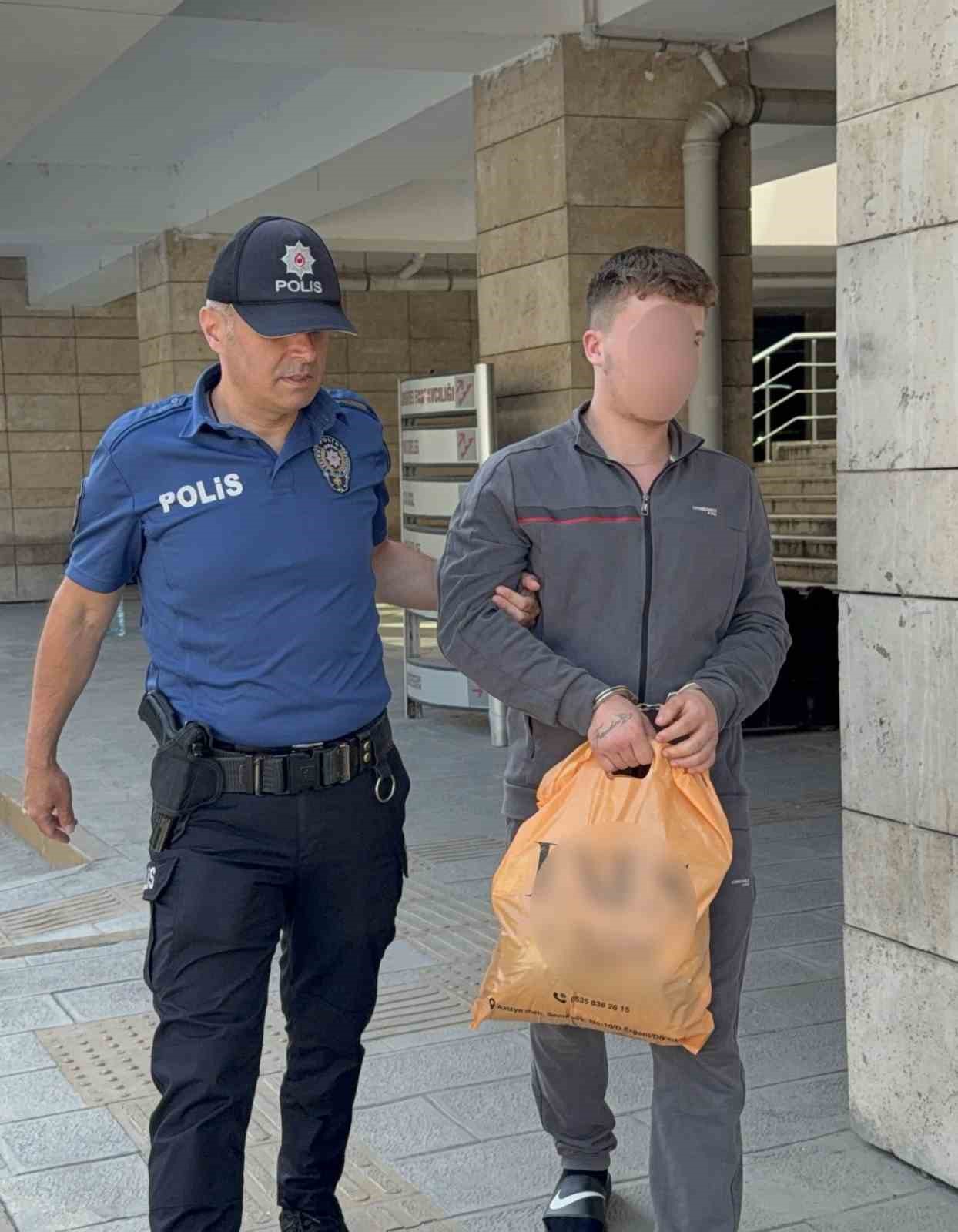 Yan bakma kavgası kanlı bitti: 1 tutuklama 5 yan bakma kavgasi kanli bitti 1 tutuklama 1 jQCCVuIt