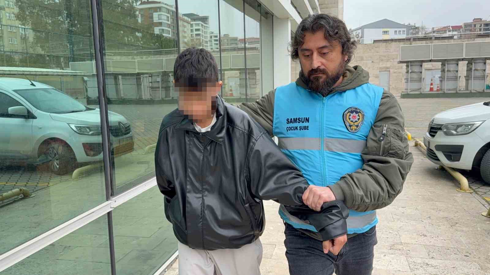 Yan bakma kavgası kanlı bitti: 17 yaşındaki çocuk boynundan bıçaklandı 5 yan bakma kavgasi kanli bitti 17 yasindaki cocuk boynundan bicaklandi 1 4TU9ccTL