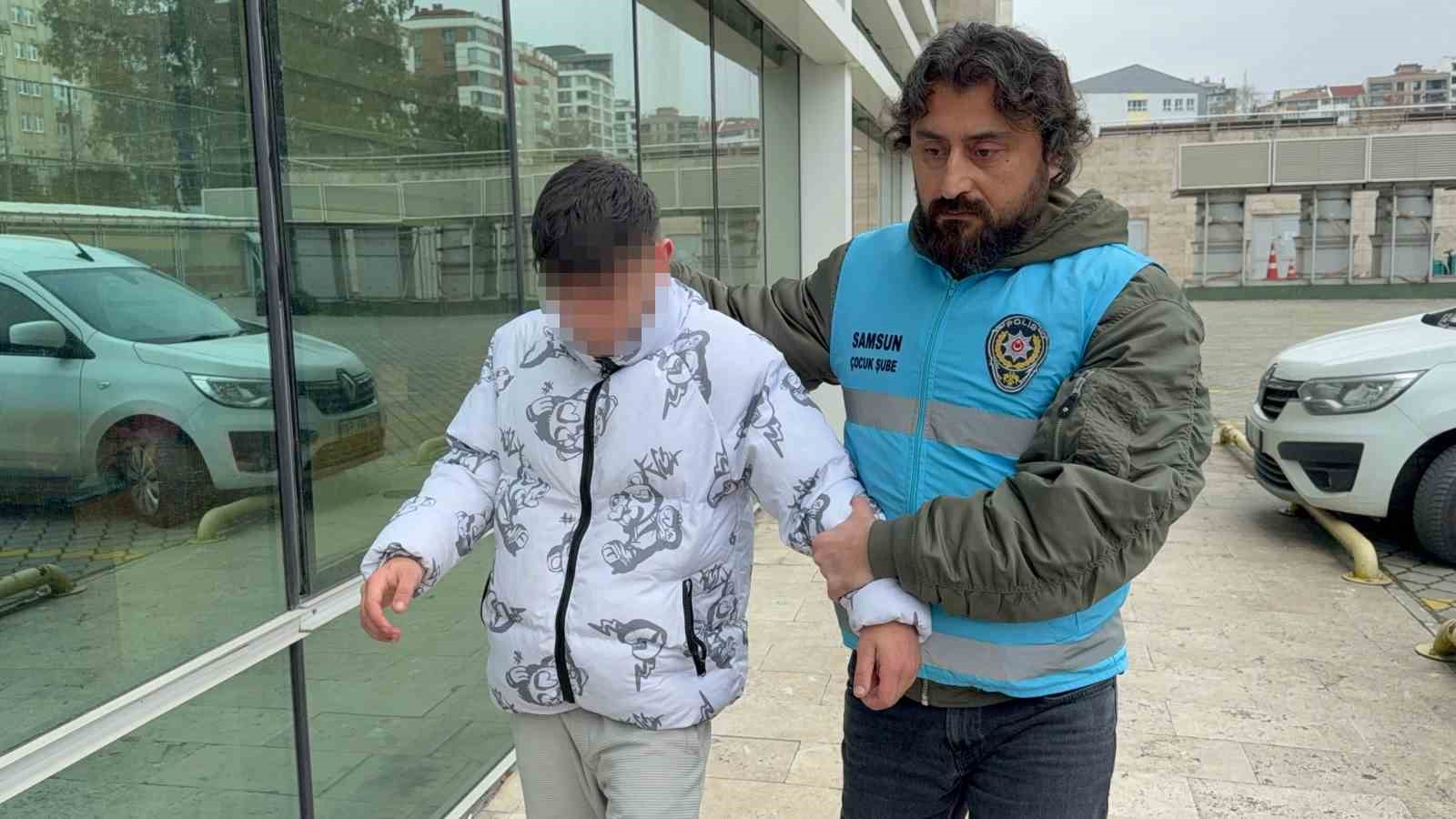 Yan bakma kavgası kanlı bitti: 17 yaşındaki çocuk boynundan bıçaklandı 6 yan bakma kavgasi kanli bitti 17 yasindaki cocuk boynundan bicaklandi 2 OHawYEs3