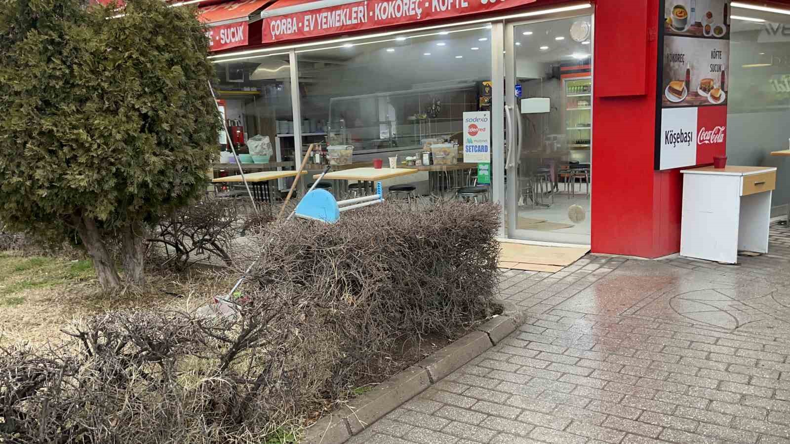yan bakma kavgasinda biri agir 2 kisi bicaklanarak yaralandi 2 FFTNvZVA