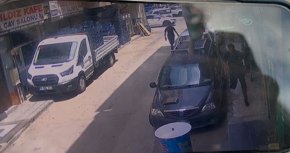 yan bakma yuzunden silahla boyle vurduolay ani hem vatandas hem guvenlik kamerasina yansidi 1 mdD1szYb