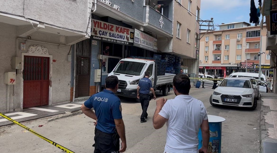 yan bakma yuzunden silahla boyle vurduolay ani hem vatandas hem guvenlik kamerasina yansidi 5 aHZrLiy3