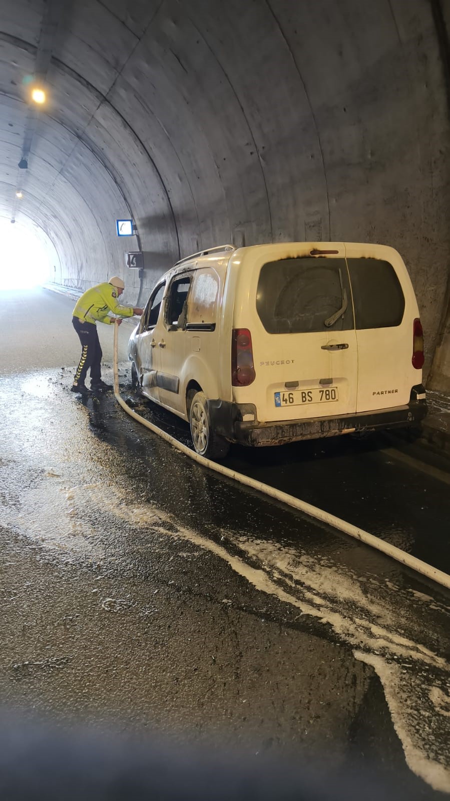 yanan araci trafik polisleri sondurdu 2 fuJXhlTS