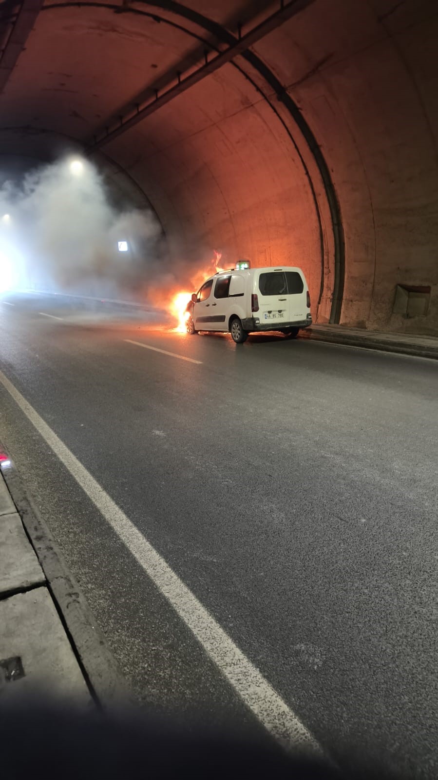 yanan araci trafik polisleri sondurdu 3 ZnIts4mc