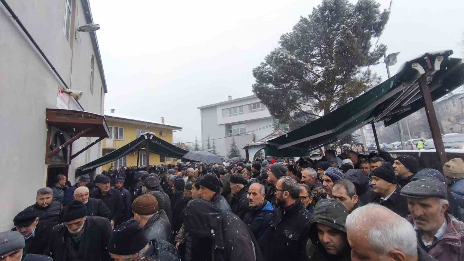 yanan aracin icinde olu bulunan genc muteahhit son yolculuguna ugurlandi 1