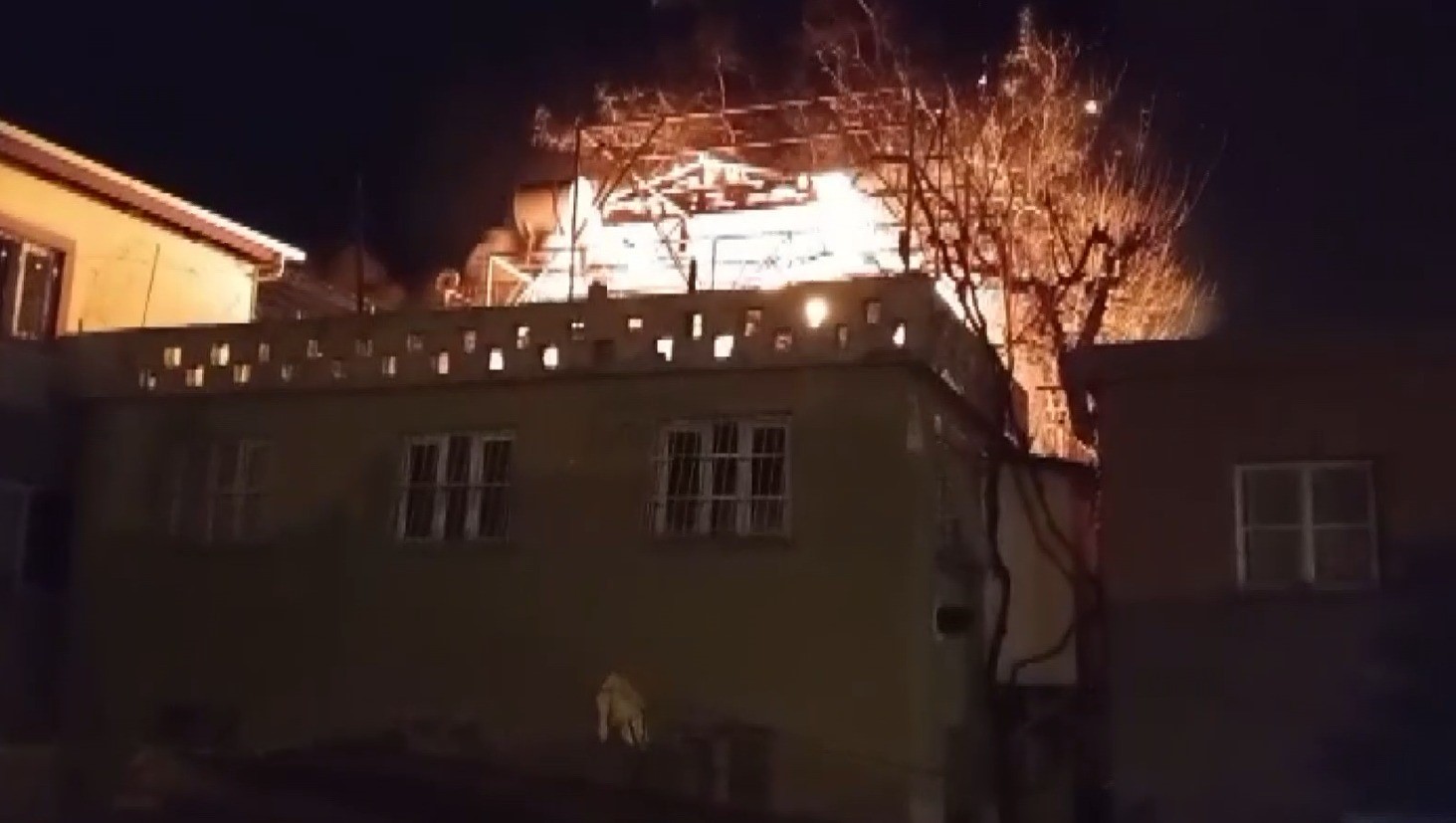 yanan ev kullanilamaz hale geldi 1 js4HDsn4
