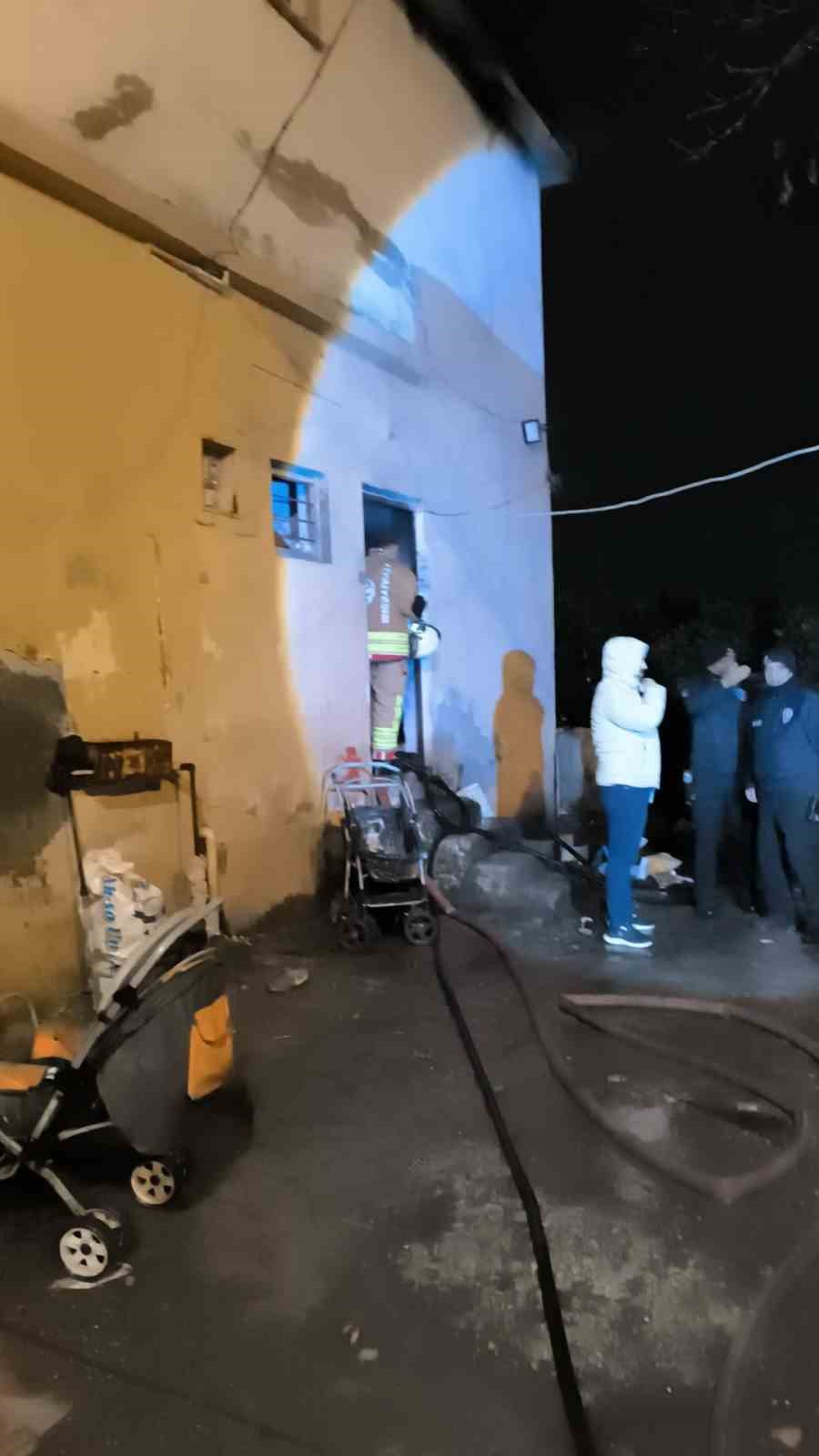 yanan evdeki 7 kisilik aileyi itfaiye kurtardi 2 tutYucgv