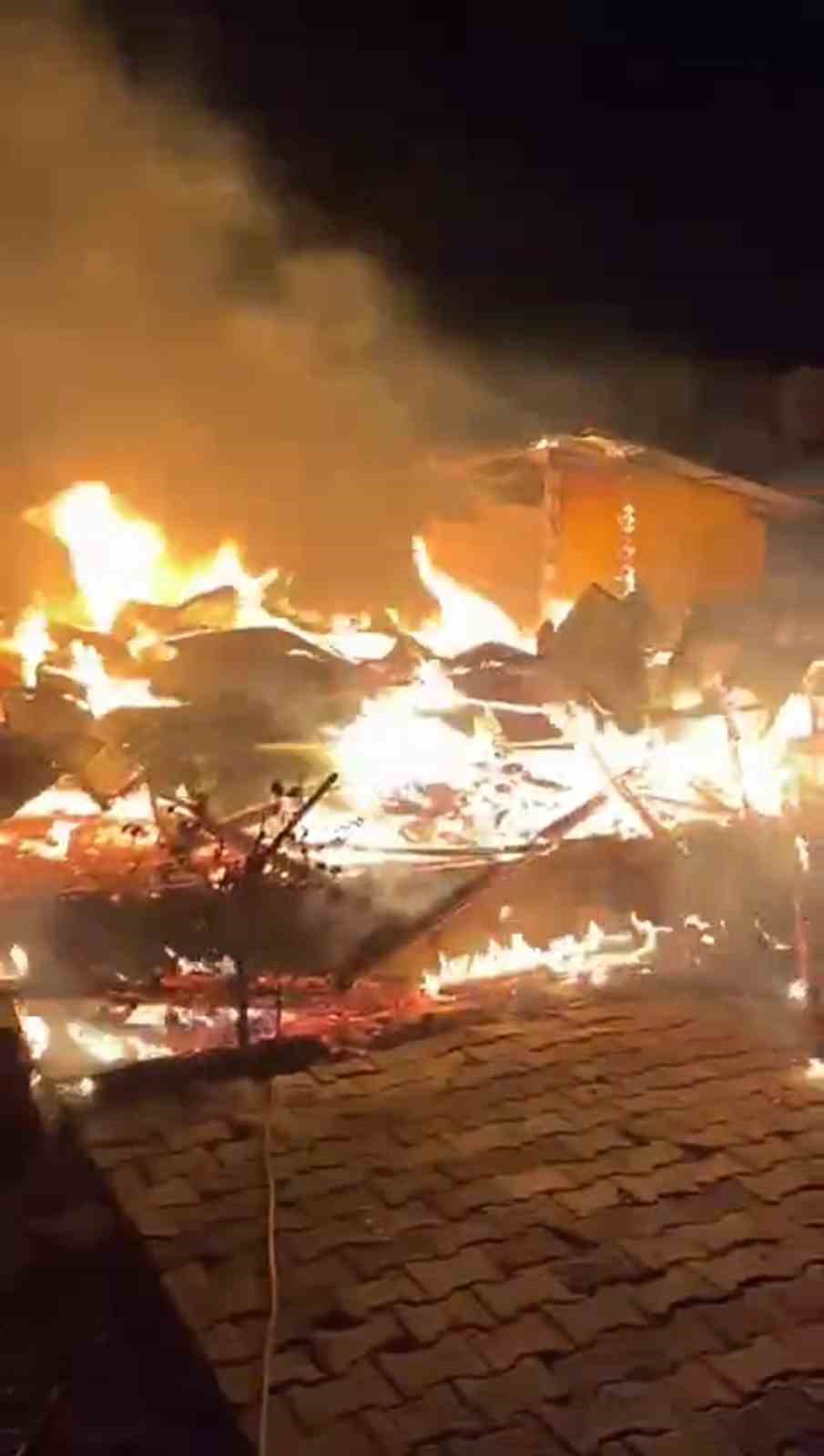 yanan evden tabancasini almak isterken alevler icinde kalan emekli polis hayat mucadelesini kaybetti 2 nZYwsV4I