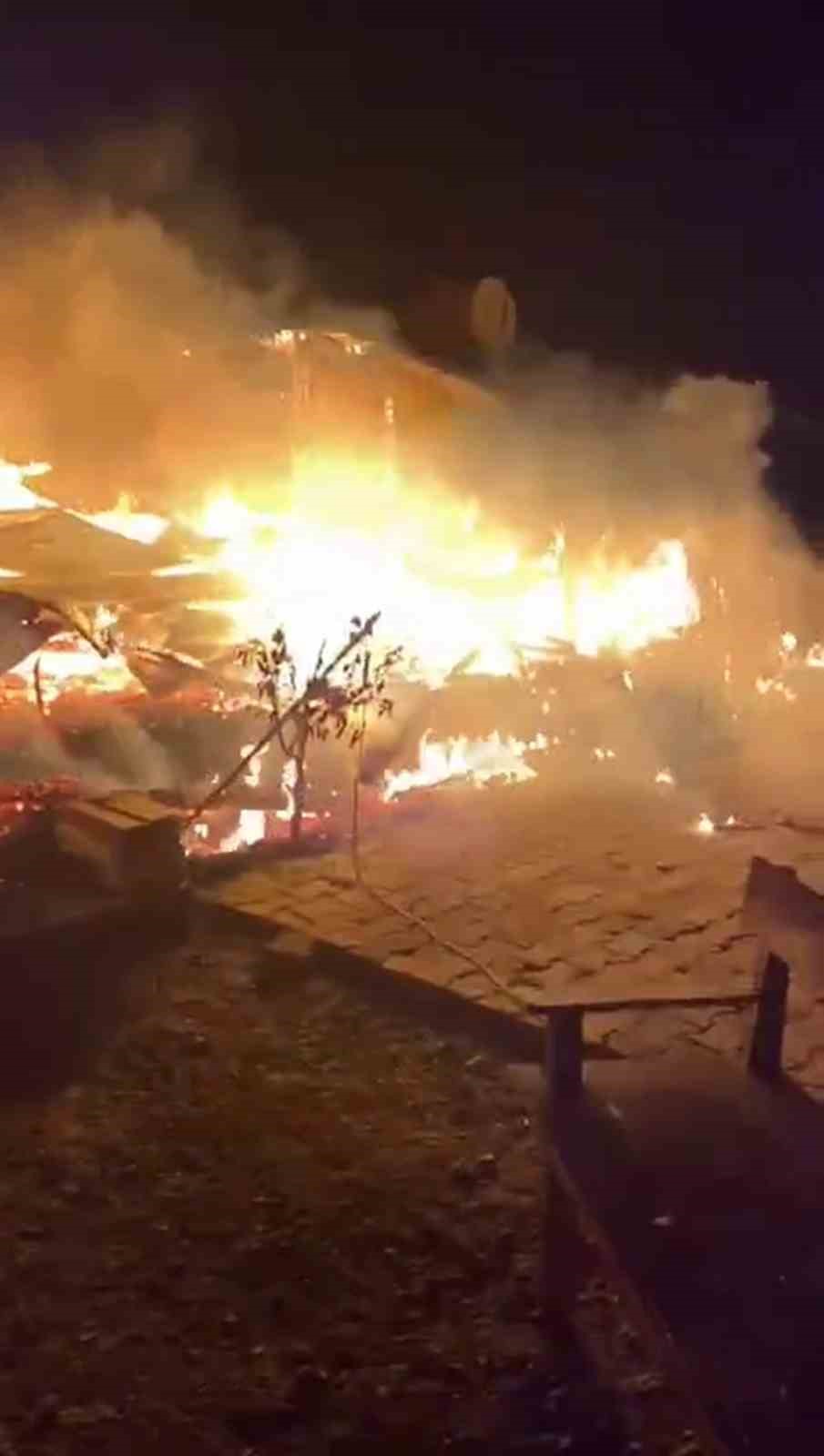 yanan evden tabancasini almak isterken alevler icinde kalan emekli polis hayat mucadelesini kaybetti 4 FN4Huz1k