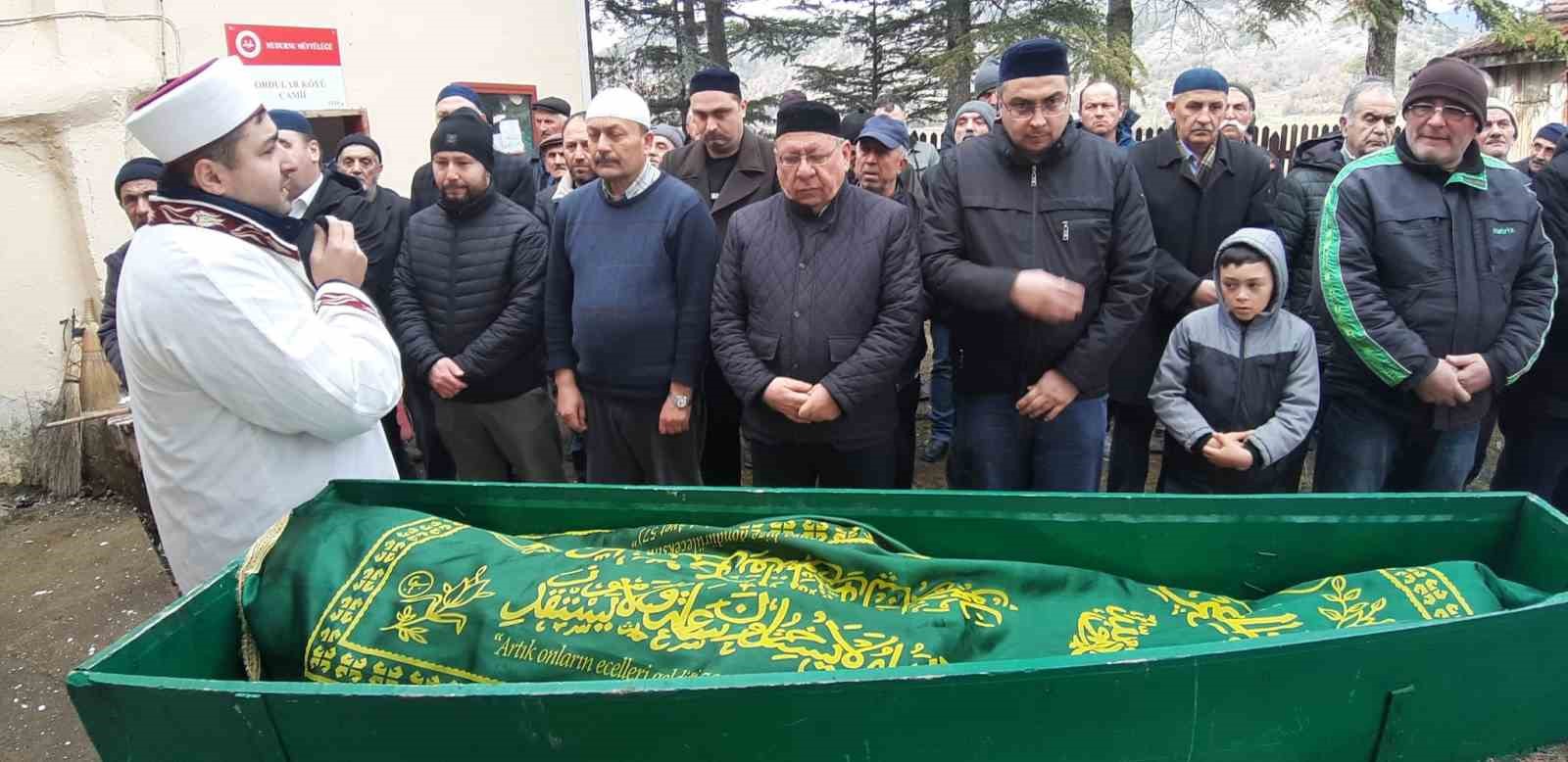 Yanan evinin önünde kedisine sarıldığı fotoğrafla tanınan Ali Meşe son yolculuğuna uğurlandı 4 yanan evinin onunde kedisine sarildigi fotografla taninan ali mese son yolculuguna ugurlandi 0 Pl6fXT2A