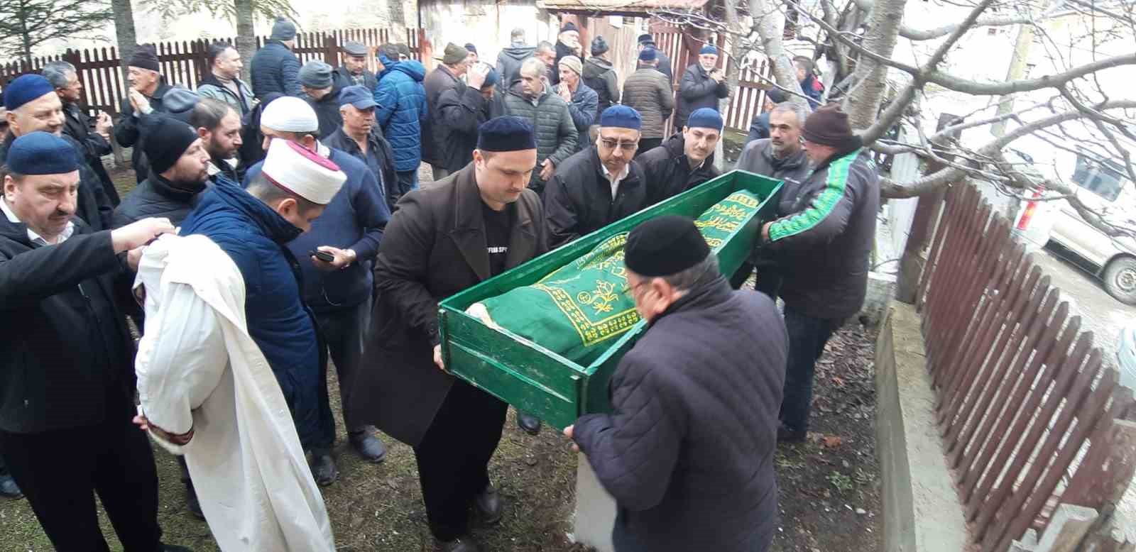 Yanan evinin önünde kedisine sarıldığı fotoğrafla tanınan Ali Meşe son yolculuğuna uğurlandı 5 yanan evinin onunde kedisine sarildigi fotografla taninan ali mese son yolculuguna ugurlandi 1 fpAPKiN6