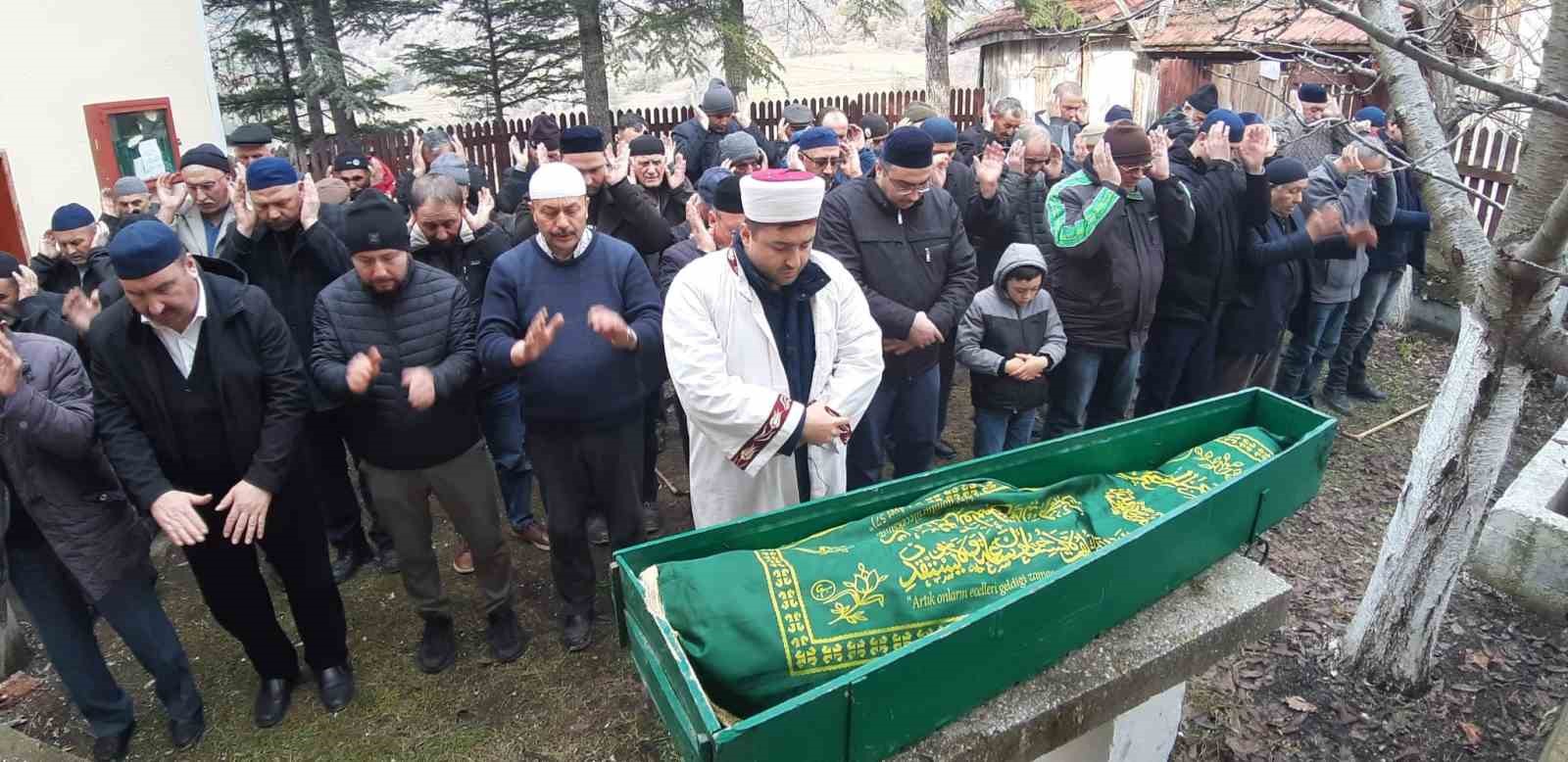 Yanan evinin önünde kedisine sarıldığı fotoğrafla tanınan Ali Meşe son yolculuğuna uğurlandı 7 yanan evinin onunde kedisine sarildigi fotografla taninan ali mese son yolculuguna ugurlandi 3 XA2wmDL9