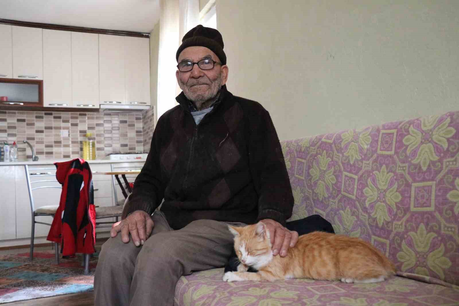 Yanan evinin önünde kedisine sarıldığı fotoğrafla tanınan Ali Meşe son yolculuğuna uğurlandı 8 yanan evinin onunde kedisine sarildigi fotografla taninan ali mese son yolculuguna ugurlandi 4 Sinlg19G