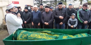 yanan-evinin-onunde-kedisine-sarildigi-fotografla-taninan-ali-mese-son-yolculuguna-ugurlandi-sfTjaSlL.jpg