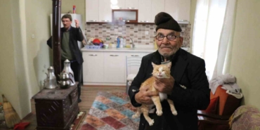 yanan-evinin-onunde-kedisine-sarildigi-fotografla-taninan-ali-mese-vefat-etti-9DZasts7.jpg