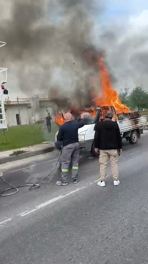yanan kamyonete ilk mudahaleyi beton mikseri yapti 0 QK9ZHXa9