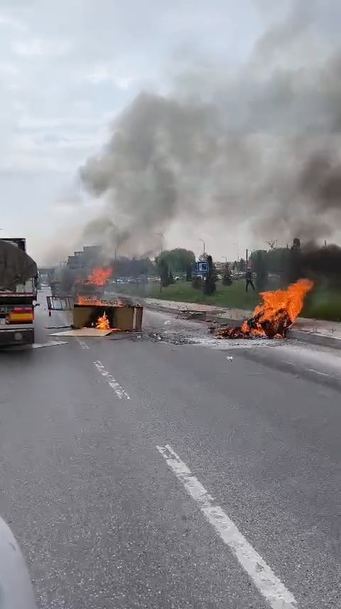 yanan kamyonete ilk mudahaleyi beton mikseri yapti 1 LISghZB9