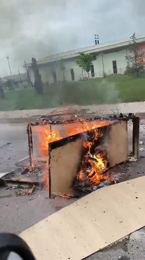 yanan kamyonete ilk mudahaleyi beton mikseri yapti 2 8dj1bON5
