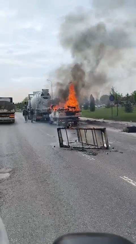 yanan kamyonete ilk mudahaleyi beton mikseri yapti 3 7QcgW2qX